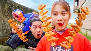 Pretty Girl Nerf War: Couple Idiots Nerf Guns Dispute Grill Shrimp Battle