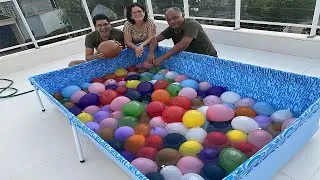 ENCHEMOS A PISCINA COM BALÕES DE ÁGUA E PULAMOS DENTRO DELA!!! (explodiu tudo?)
