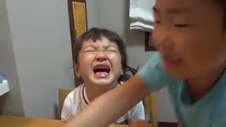 もも泣く、せんのすけ涙を拭く Sen wipe Momo's tears