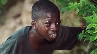 Film d'action ! Des terroristes chassent un enfant de 8 ans savoir qu'il est un maître de comb