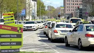 TAXI-PROTEST-Autokorso in Hamburg gegen Uber und Scheuer's Eckpunkte-Papier
