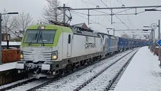 Goederentrein komt langs station Twello in de Sneeuw 