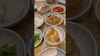 В этом корейском ресторане столько холодных блюд (панчхан), что хватило бы на короля!