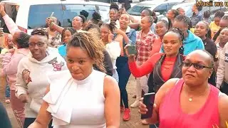 Customers a salon kuheo free lunch ni  mwene salon ya  dreadlocks githurai 45