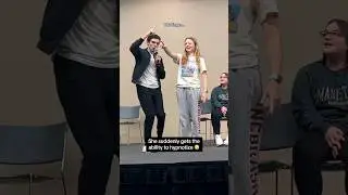 Она внезапно получает способность гипнотизировать.