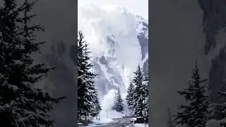 Avalanche slams into Val-d'Is&egrave;re!