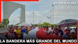 La bandera más larga del mundo es desplegada por todo el Malecón