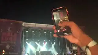 Crowd chants to play Fetti, but Carti ain&rsquo;t rockin with it and plays Love Hurts