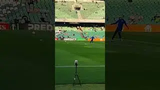 Davy Roef saca fuerte de porter&iacute;a en calentamiento del Betis-K.A.A. Gent. 20-02-25 #kaagent