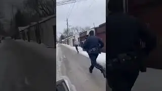 Полицейский и подозреваемый в ледяной городской погоне #полиция #арест #экшен