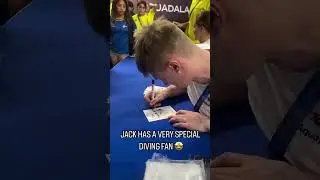 Chinese diver Quan Hongchan gets an autograph from Jack Laugher | 全红婵追星成功 获得英国选手Jack Laugher &ldquo;to&rdquo; 签