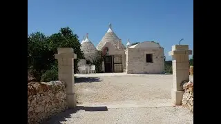 Gruppo di trulli posti al centro del terreno completamente ristrutturati.