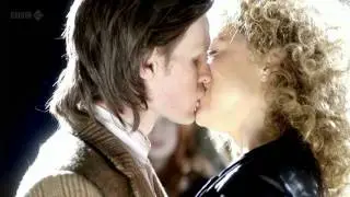 Matt Smith & Alex Kingston Kiss in HD!
