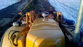 Hydrema 926D skubber muldjord af