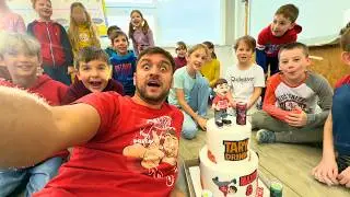 VTRHLI JSME DO &Scaron;KOLY ZA FANOU&Scaron;KEM MAX&Iacute;KEM! | Obř&iacute; narozeninov&eacute; překvapen&iacute;!