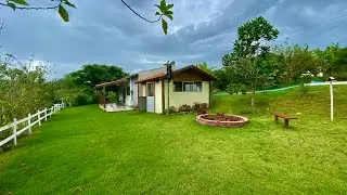 LINDA CHÁCARA À VENDA, CASA, ÁGUA POÇO SEMI-ARTESIANO, LUZ, INTERNET E POMAR!!! VALOR 380 MIL REAIS!