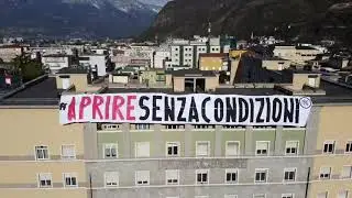 #AprireSenzaCondizioni, gigantesco striscione di CasaPound a Bolzano