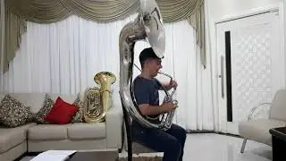 Tocando uns hinos na sousafone