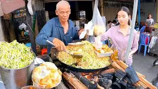 $1.25 Fried Noodles by Smiling Grandpa in Phnom Penh 🇰🇭 Street Food Story
