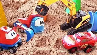 Lightning McQueen and Leo the truck toys at the sandbox: Construction vehicles for kids