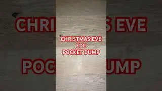 EDC POCKET DUMP - CHRISTMAS EDITION 🎅🏻🎄🔪 #youtubeshorts #knife #edc