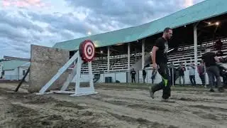 Comp&eacute;tions de b&ucirc;cherons du Ayer's Cliff Drag N Show 2025 / &Eacute;preuve du lanc&eacute; de la hache 