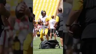 Aaron Rodgers throwing at Acrisure Stadium