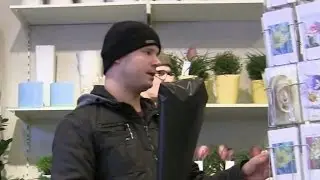 Henrik sjunger om konkelb&auml;r i blomsterbutiken - Snurra flaskan (TV4 Play)