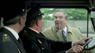 Olsen-banden g&aring;r amok (1973) - Egon og B&oslash;rge befrier Kjeld og Benny fra fangetransporten