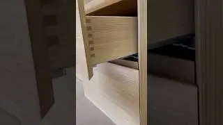 Waschtisch mit schlichter Kantenverarbeitung