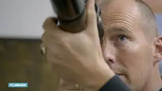 Arie schoot de dominomus dood, hij wordt nog steeds bedreigd