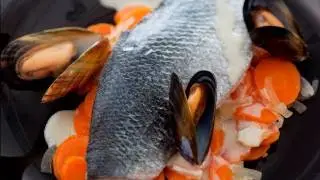 Recette de pavé de bar au jus de coquillages, carottes et oignons des cévennes