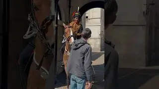 HE CHALLENGES ROYAL GUARD, POLICE STEP IN! 💂| Horse Guards, Royal guard, Kings Guard, Horse, London