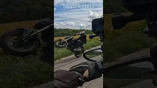 Застал этого парня за выполнением трюков на заднем колесе.