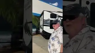 在房车用品专卖店选商品Shop at RV supply stores