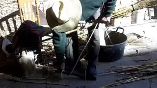 Aprendiendo a atar escobas con Candelas Montero