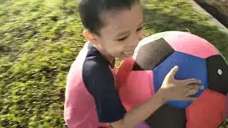 Ustaz Che Rusli (Finalis AQ4, TV9,2010). Bawa anak-anak bermain bola besar di padang bola. 10.1.2026