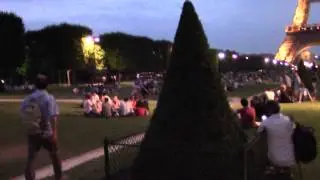 Walking on 'Champ de Mars' - Torre Eiffel (Paris, France) - Part II