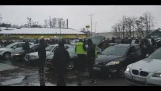 Policja blokuje kibic&oacute;w Łady Biłgoraj w drodze na mecz do Zamościa (14.04.2021)