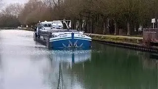 Péniches sur le canal latéral de la Marne
