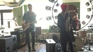 Kristel Aaslaid & B&auml;nd restoranis Kivi Paber K&auml;&auml;rid soundchecki tegemas