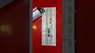 555 timer and 7475 4 bit bistable latch led chaser #shorts