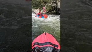 Прохожу порог на пакрафте #турист #kayaking #пакопенинг #сплав #лодка #река #туризм #shorts