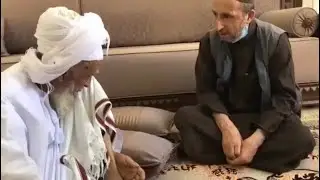 أحد الإخوة الأكراد يلقي أبيات للإمام محمد بن شامس البطاشي في حضرة الشيخ حمود بن عبد الله الراشدي