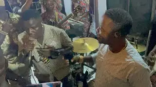 TAIYE CELLULAR IMPRESSES TAIYE CURRENCY TO SHARE MIC WITH HIM ON STAGE.
