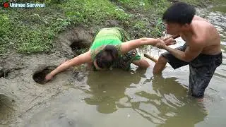 Survival Skills: Primitive Technology Build Crab Trap by Mud Hole - Skills Catch Unique Crab