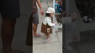 Little girl's problem solving skills need some work 🤨 (🎥: tt/mamahbesbi)