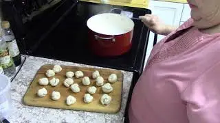 Закуски из теста для пиццы в виде кренделей