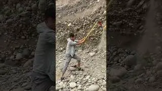 The process of mining natural jade in the cracks
