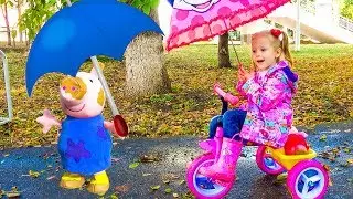 Stacy e Toy Peppa est&atilde;o andando no parque na chuva